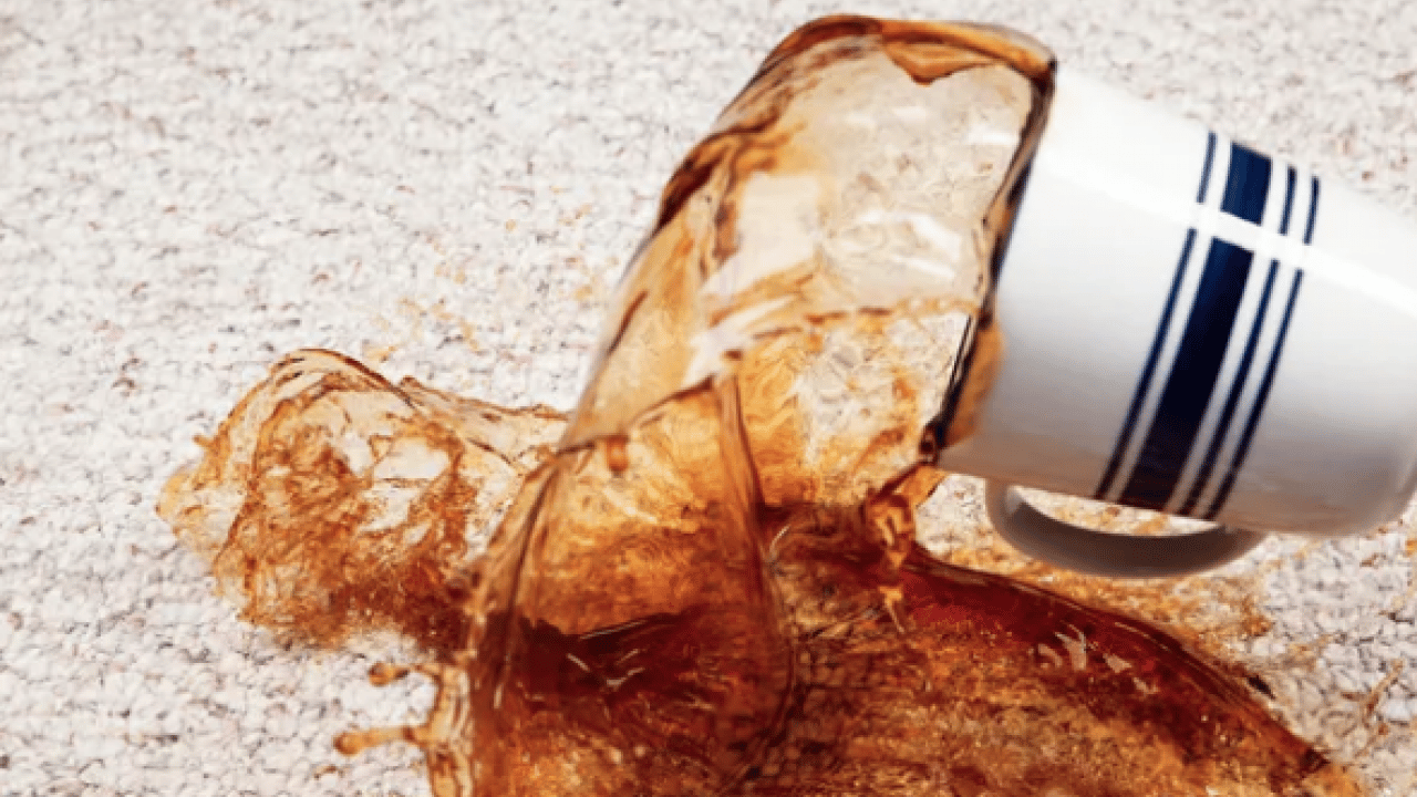 İnatçı halı lekelerini tek hamlede silip atın! Çözümü çok basitmiş: Evin en çok kirlenen eşyaları...