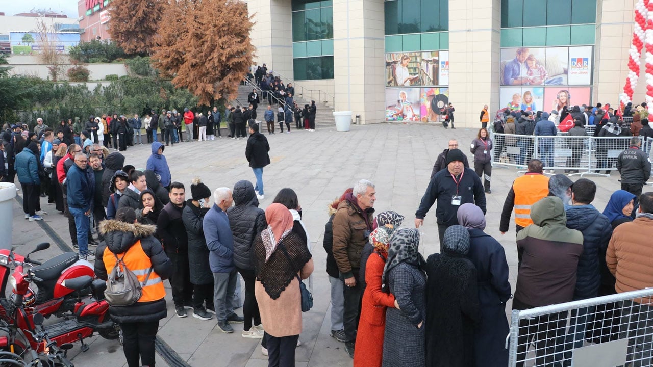 Foto - İndirim söylentisi yetti! Soğuğa rağmen açılış için 9 saat beklediler