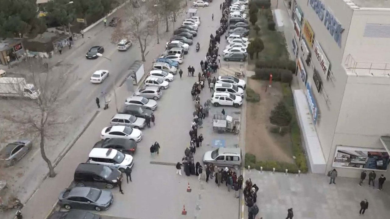 Foto - İndirim söylentisi yetti! Soğuğa rağmen açılış için 9 saat beklediler