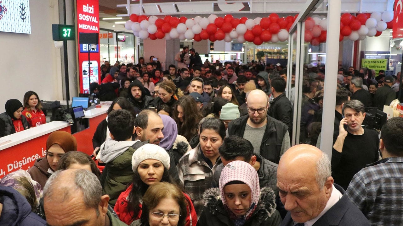 Foto - İndirim söylentisi yetti! Soğuğa rağmen açılış için 9 saat beklediler