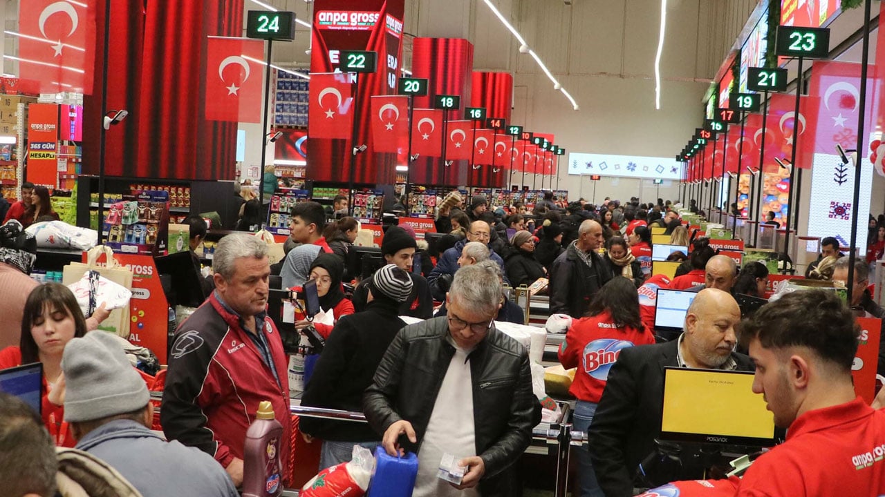 Foto - İndirim söylentisi yetti! Soğuğa rağmen açılış için 9 saat beklediler