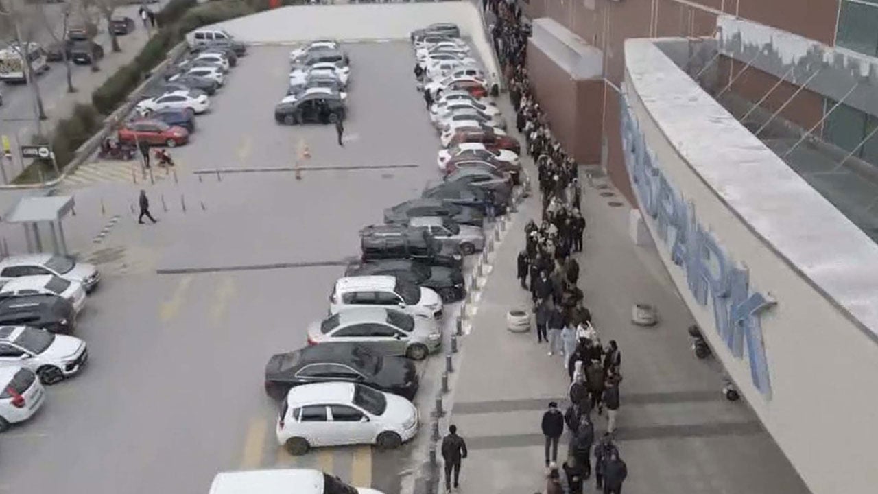 İndirim söylentisi yetti! Soğuğa rağmen açılış için 9 saat beklediler