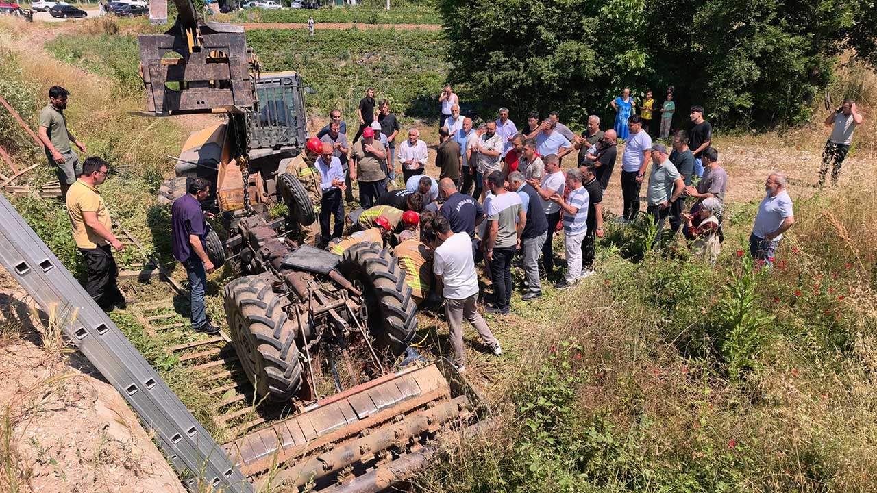 Foto - İnegöl'de dehşet anları! Köprüden uçan traktörün altında kalan sürücü için köy muhtarı kepçeyle zamanla yarıştı!