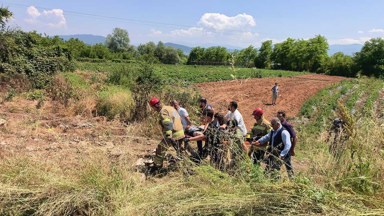 Foto - İnegöl'de dehşet anları! Köprüden uçan traktörün altında kalan sürücü için köy muhtarı kepçeyle zamanla yarıştı!