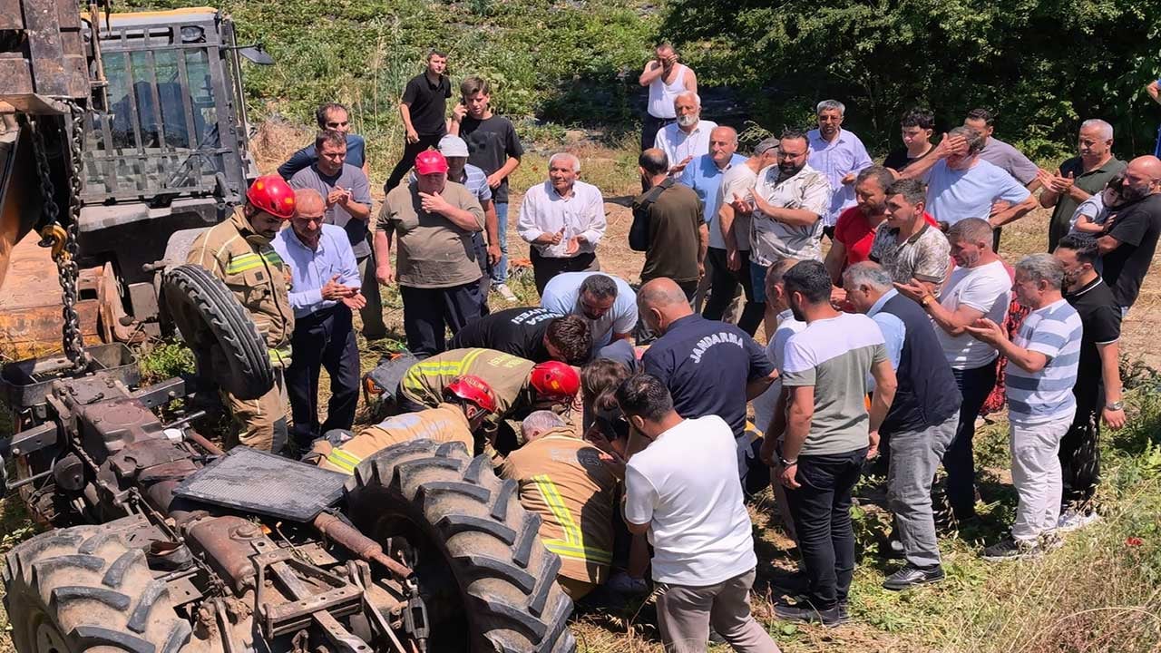 Foto - İnegöl'de dehşet anları! Köprüden uçan traktörün altında kalan sürücü için köy muhtarı kepçeyle zamanla yarıştı!