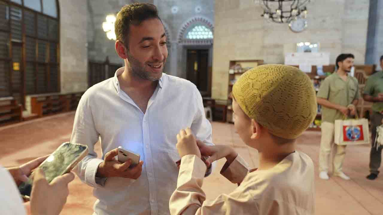 Foto - İngiliz Joshua'dan nefrete karşı kekli tepki: İslamofobiye karşı en tatlı direniş