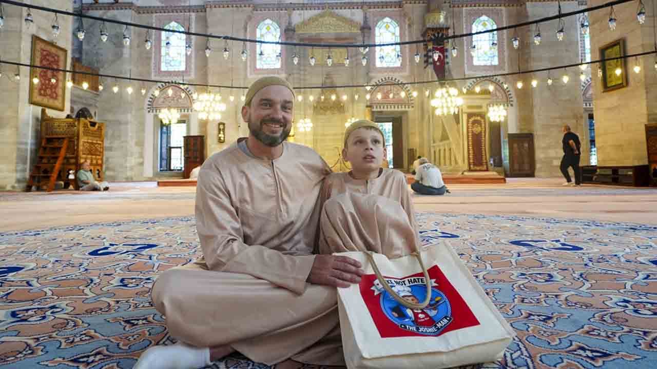 İngiliz Joshua'dan nefrete karşı kekli tepki: İslamofobiye karşı en tatlı direniş