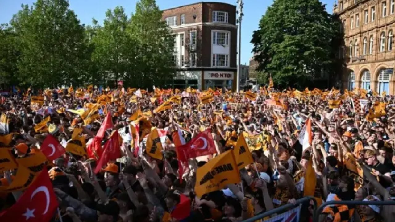 Foto - İngiltere sokaklarında Türk bayraklı kutlama! Acun taraftarı coşturdu!