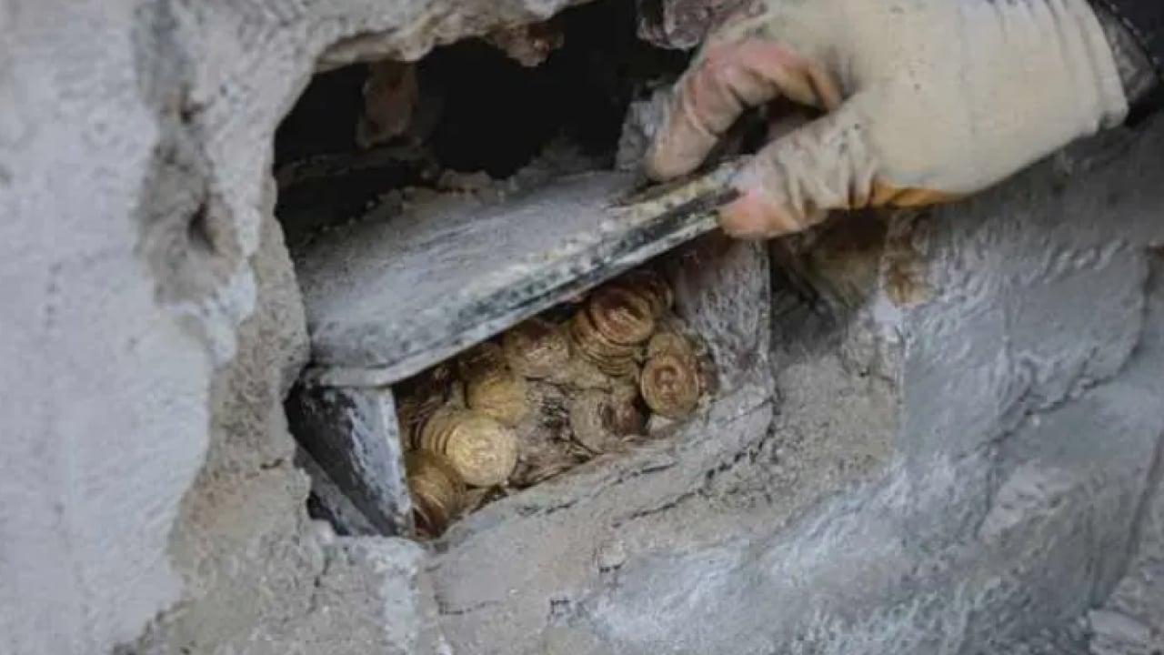 Foto - İnşaat duvarından büyük servet çıktı! İşçilere kalan pay dudak uçuklattı!