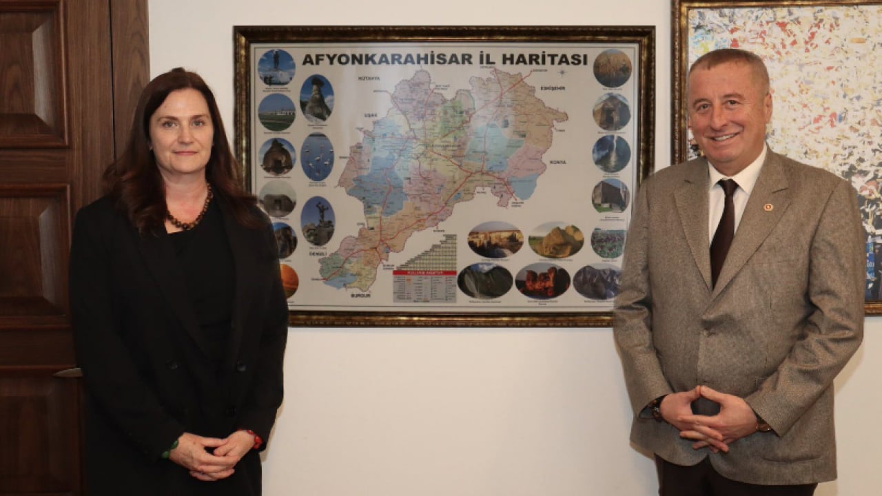 Foto - İP’li vekilden mafya vari söylemler: Ataşe Kimberly Royston karşısında el pençe durmuştu...