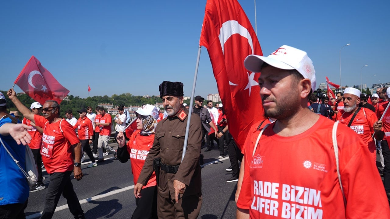Foto - ‘İrade Bizim, Zafer Bizim’ yürüyüşü tamamlandı! 4 kilometrelik zafer korteji…