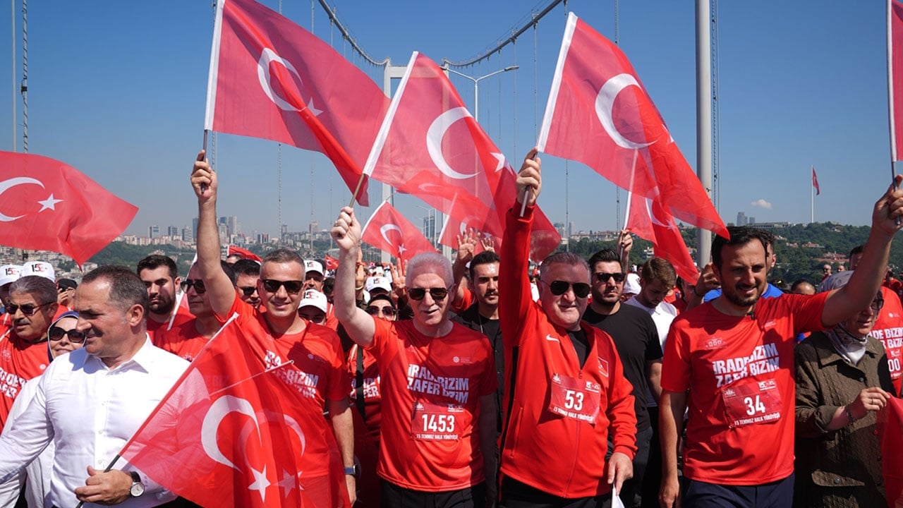 ‘İrade Bizim, Zafer Bizim’ yürüyüşü tamamlandı! 4 kilometrelik zafer korteji…