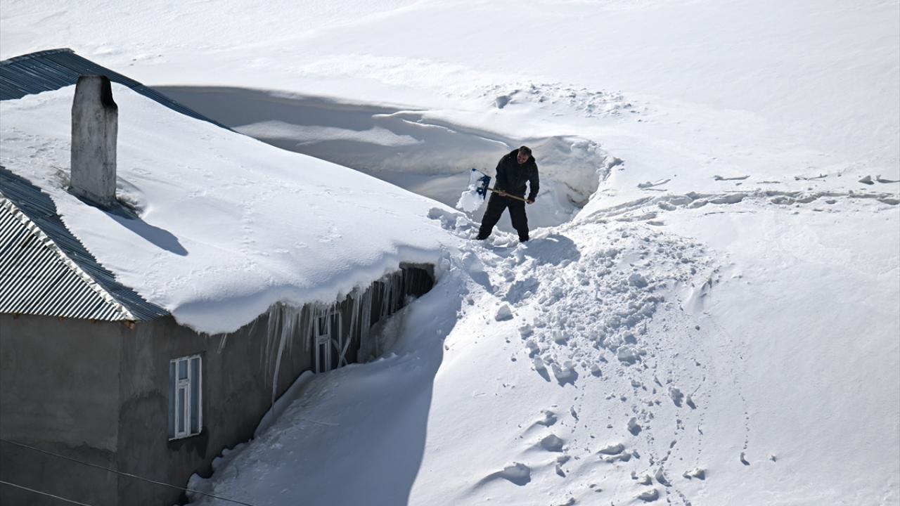 Foto - İran sınırında yaşıyorlar! 'Kar koridoru'ndan geçerek ilçeye böyle ulaşıyorlar