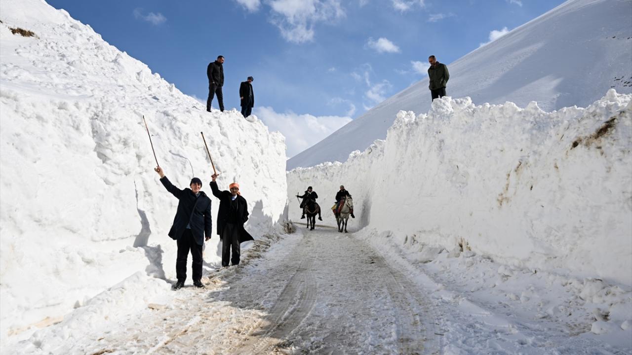 Foto - İran sınırında yaşıyorlar! 'Kar koridoru'ndan geçerek ilçeye böyle ulaşıyorlar