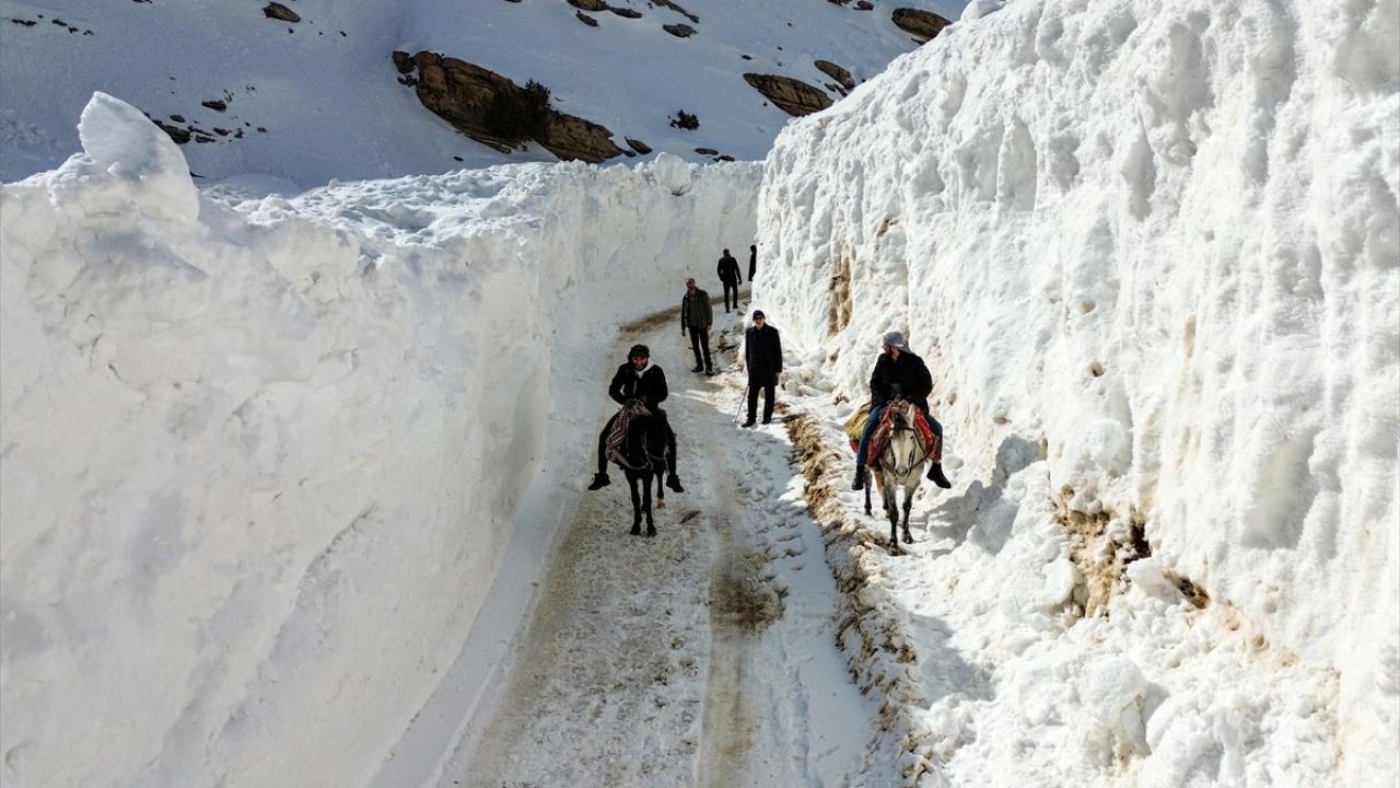 İran sınırında yaşıyorlar! 'Kar koridoru'ndan geçerek ilçeye böyle ulaşıyorlar