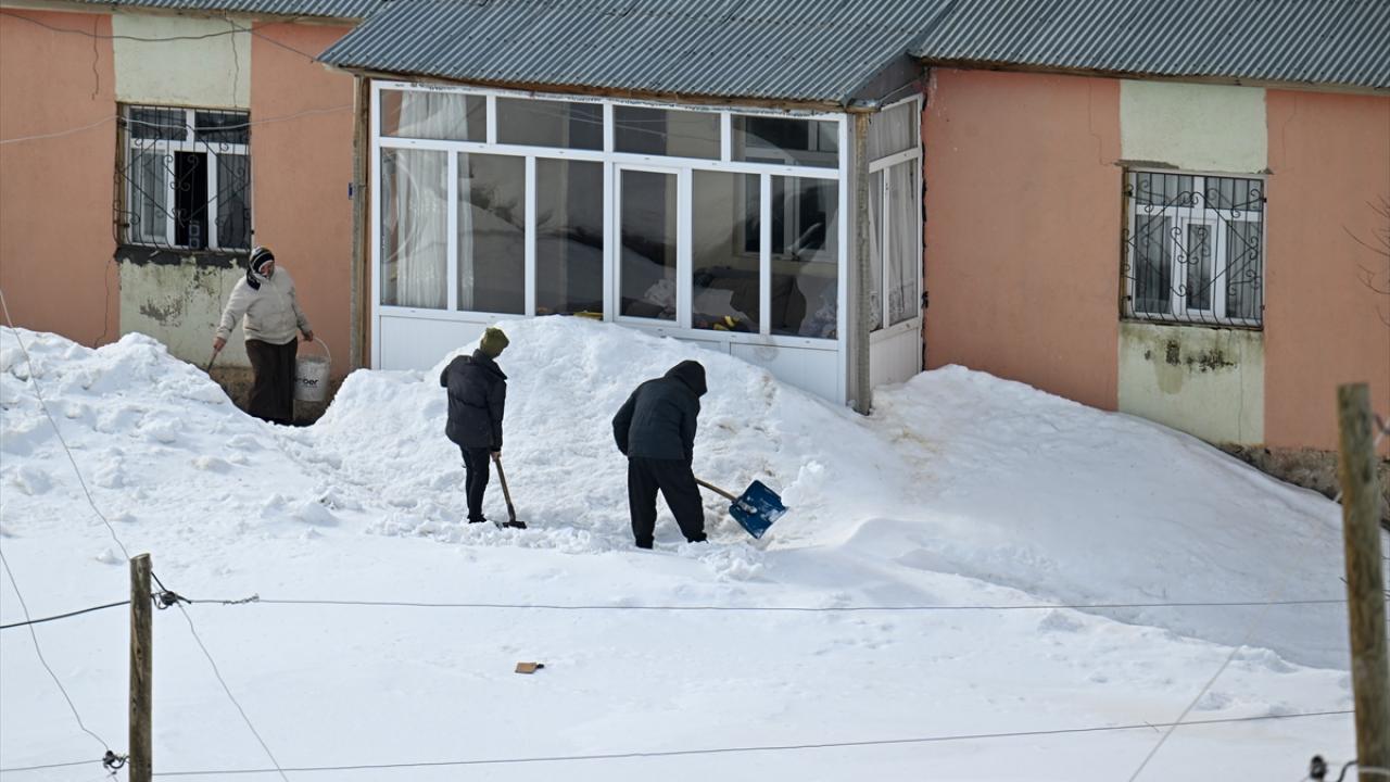 Foto - İran sınırında yaşıyorlar! 'Kar koridoru'ndan geçerek ilçeye böyle ulaşıyorlar
