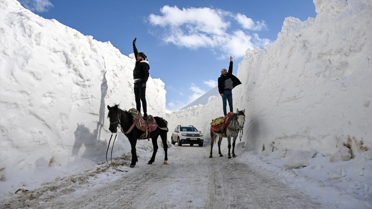 Foto - İran sınırında yaşıyorlar! 'Kar koridoru'ndan geçerek ilçeye böyle ulaşıyorlar