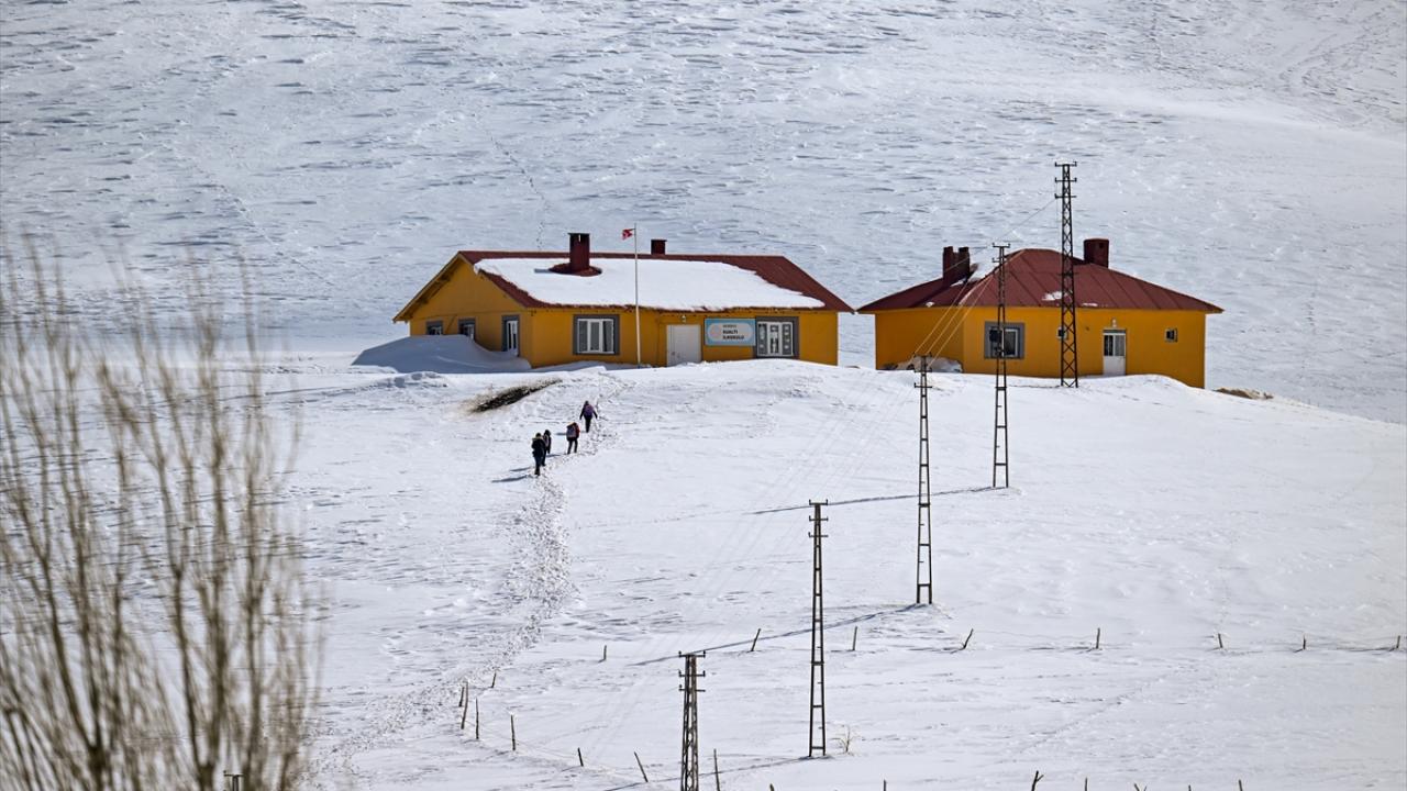 Foto - İran sınırında yaşıyorlar! 'Kar koridoru'ndan geçerek ilçeye böyle ulaşıyorlar