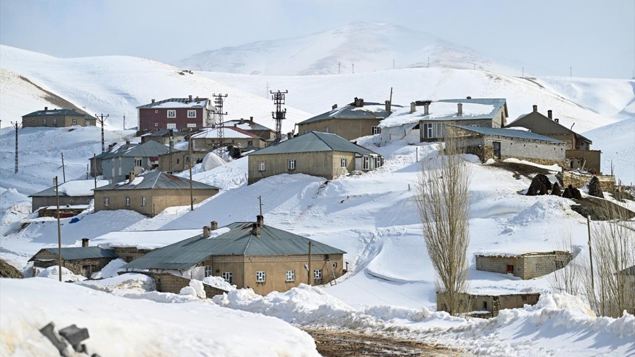 Foto - İran sınırında yaşıyorlar! 'Kar koridoru'ndan geçerek ilçeye böyle ulaşıyorlar