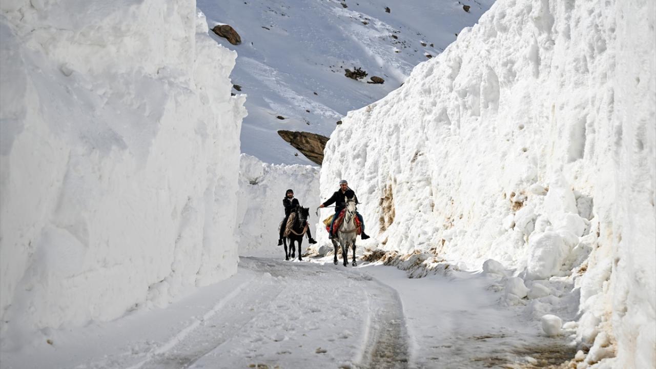 Foto - İran sınırında yaşıyorlar! 'Kar koridoru'ndan geçerek ilçeye böyle ulaşıyorlar