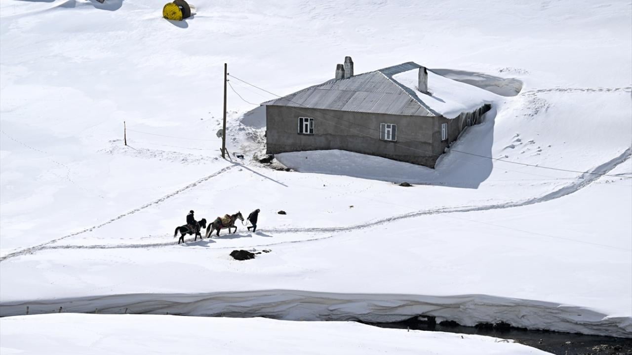 Foto - İran sınırında yaşıyorlar! 'Kar koridoru'ndan geçerek ilçeye böyle ulaşıyorlar
