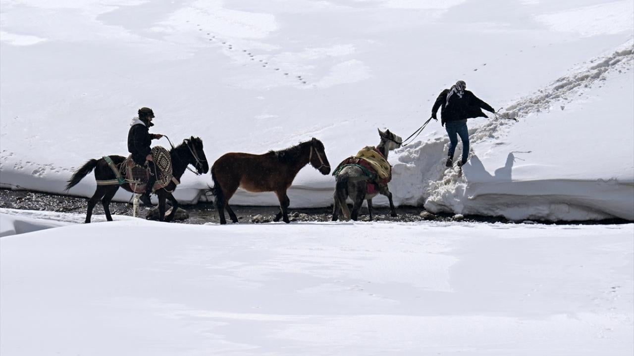 Foto - İran sınırında yaşıyorlar! 'Kar koridoru'ndan geçerek ilçeye böyle ulaşıyorlar