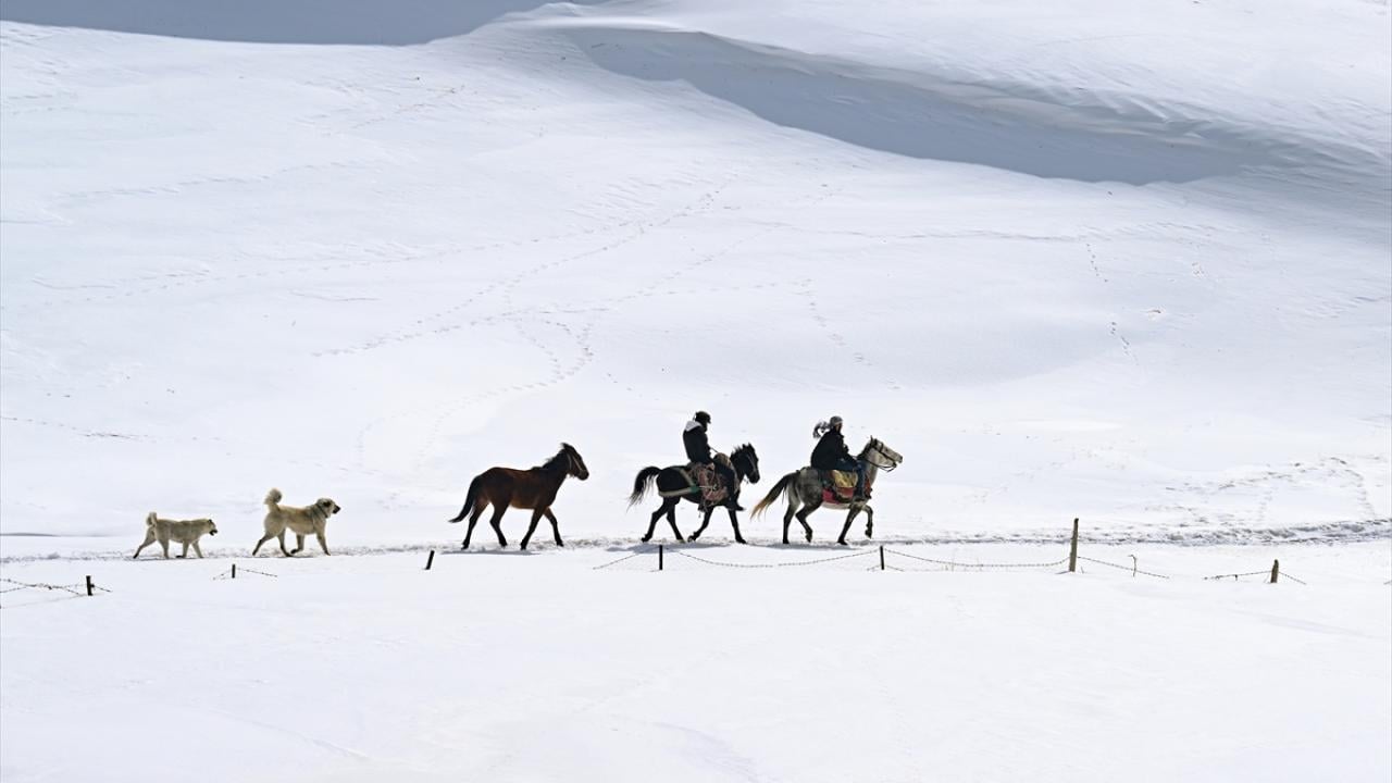 Foto - İran sınırında yaşıyorlar! 'Kar koridoru'ndan geçerek ilçeye böyle ulaşıyorlar