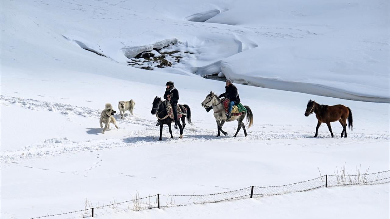 Foto - İran sınırında yaşıyorlar! 'Kar koridoru'ndan geçerek ilçeye böyle ulaşıyorlar