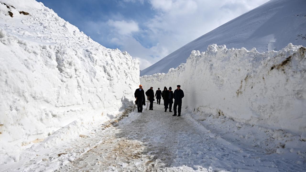 Foto - İran sınırında yaşıyorlar! 'Kar koridoru'ndan geçerek ilçeye böyle ulaşıyorlar
