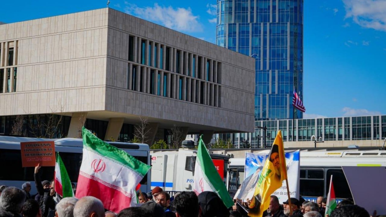 Foto - İran yasta! Ankara Büyükelçiliği’nde bayraklar yarıya indi