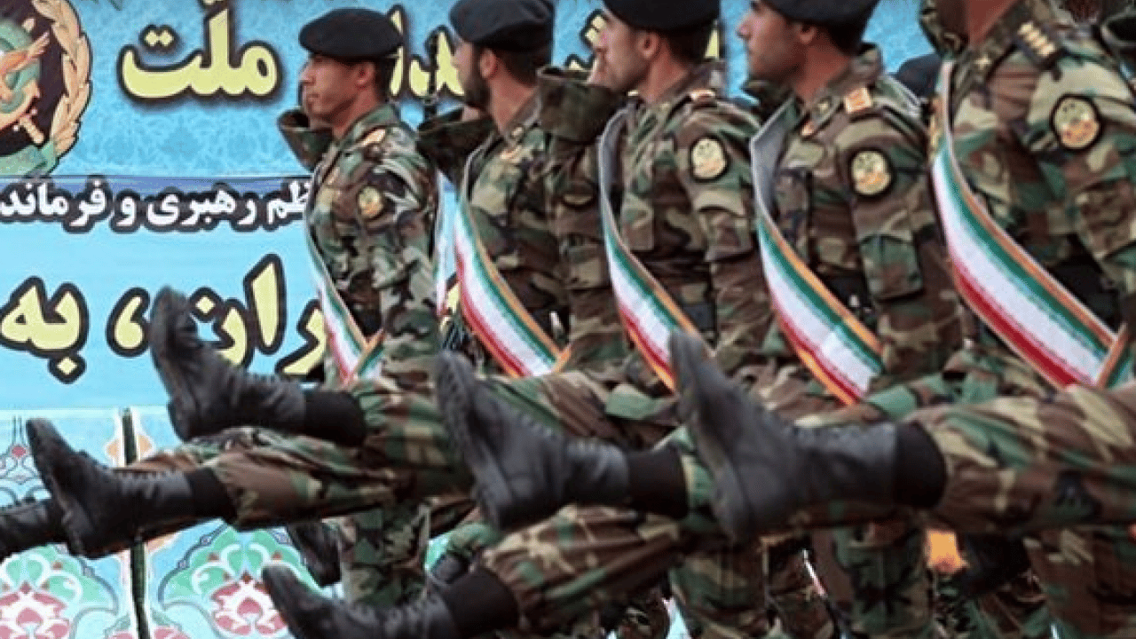 Foto - İran'da 'Eller tetikte bekliyoruz' mesajı mı? ABD'ye karşı koyabilirler mi? Ordusu ortaya çıktı!