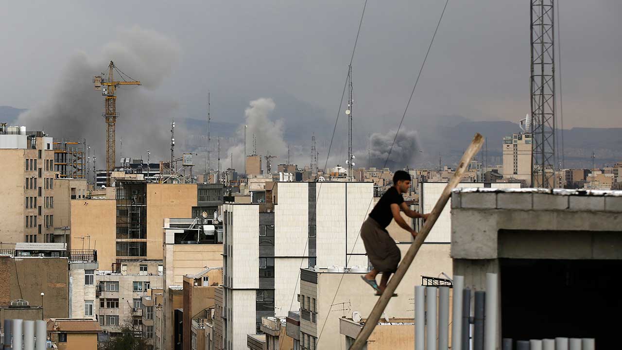 Foto - İran'da gündüz geceye döndü! Çok sayıda patlama