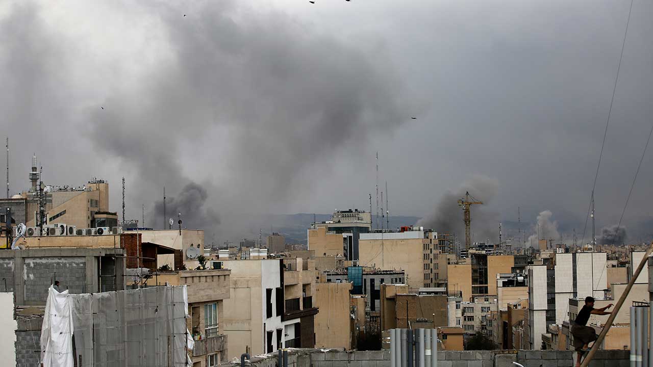 Foto - İran'da gündüz geceye döndü! Çok sayıda patlama