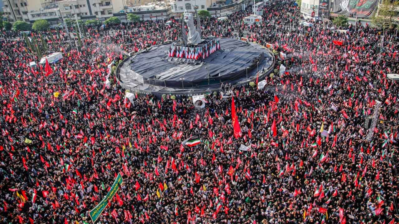 Foto - İran'da hareketli saatler: Kum'a resmen ulaştı! Yüz binler sokağa döküldü