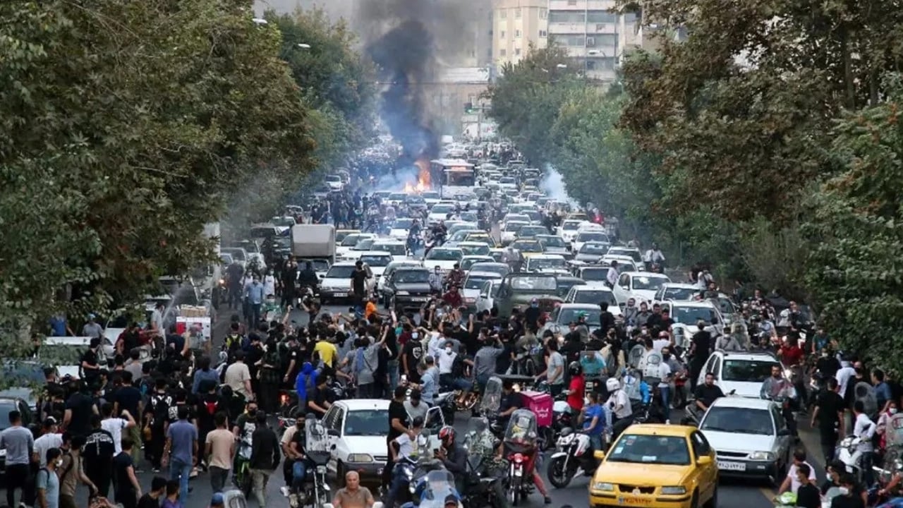 Foto - İran'da protesto! İran'dan güvenlik güçlerine talimat! Çalışma günlerce sürecek: İnternet erişimi kesildi