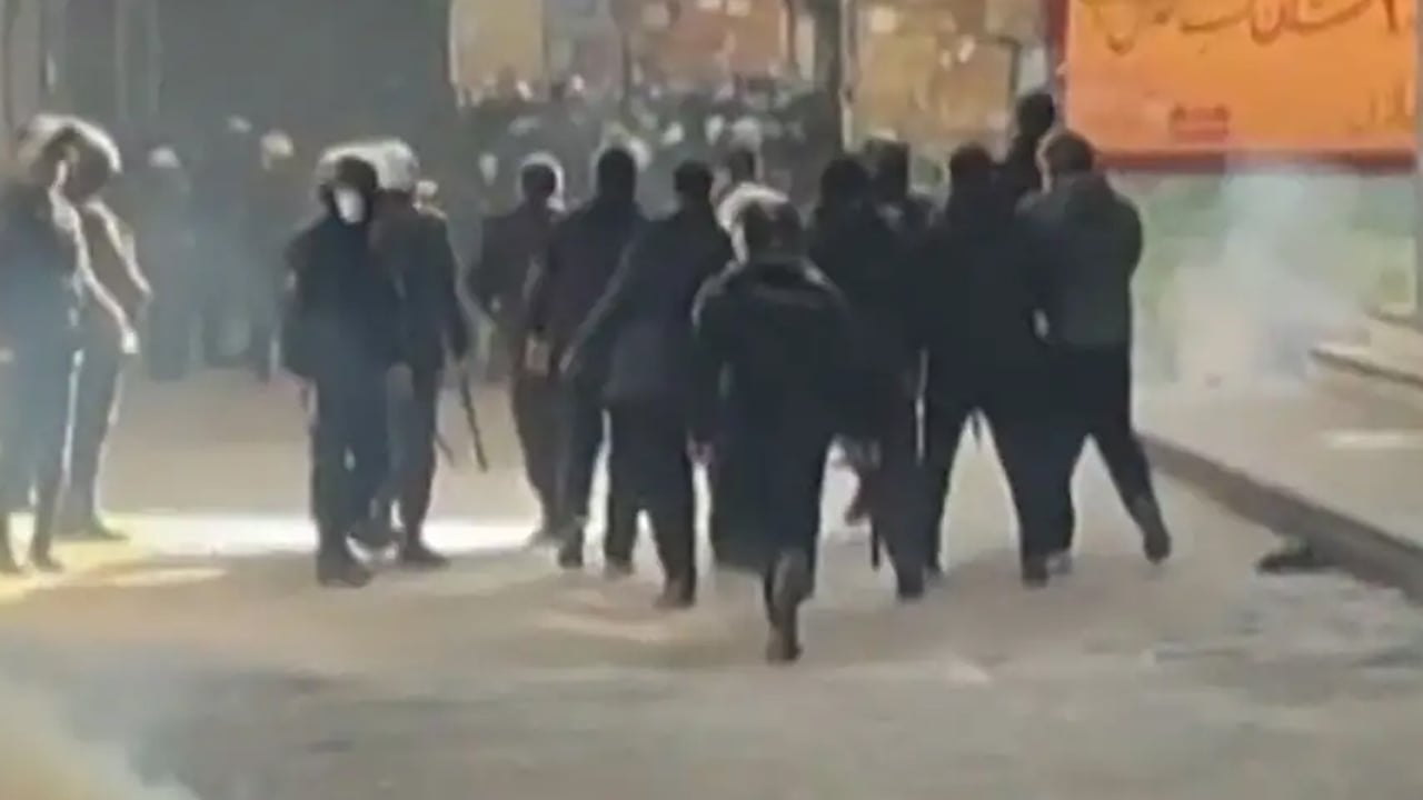 Foto - İran'da protesto! İran'dan güvenlik güçlerine talimat! Çalışma günlerce sürecek: İnternet erişimi kesildi