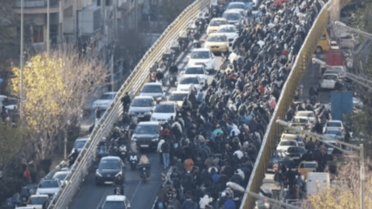 İran'da şok eden gözaltı: MOSSAD ajanı gözaltına alındı! Protesto gösterileri sonrası halk polisle çatışmaya başladı