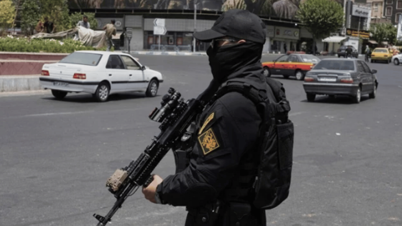 Foto - İran'da şok eden gözaltı: MOSSAD ajanı gözaltına alındı! Protesto gösterileri sonrası halk polisle çatışmaya başladı