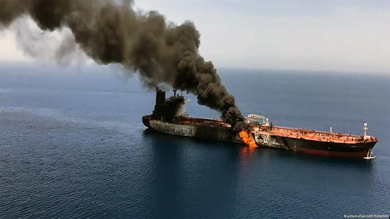 Foto - İran’dan Hürmüz Boğazı uyarısı! Petrol tankerinde patlama