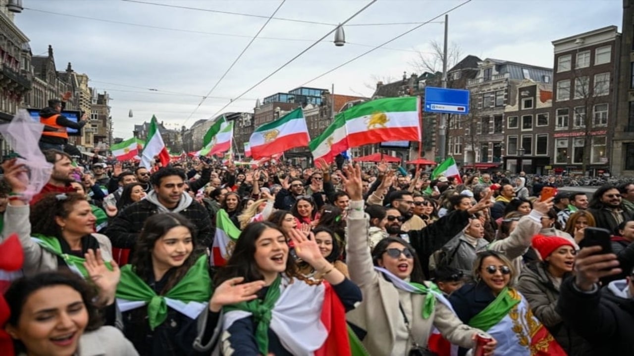 Foto - İran’ın İsrail ve ABD âşıkları ayarı Avrupa başkentinde yedi! Hristiyan kadın, balkona çıkıp Müslümanların bile yapamadığını yaptı