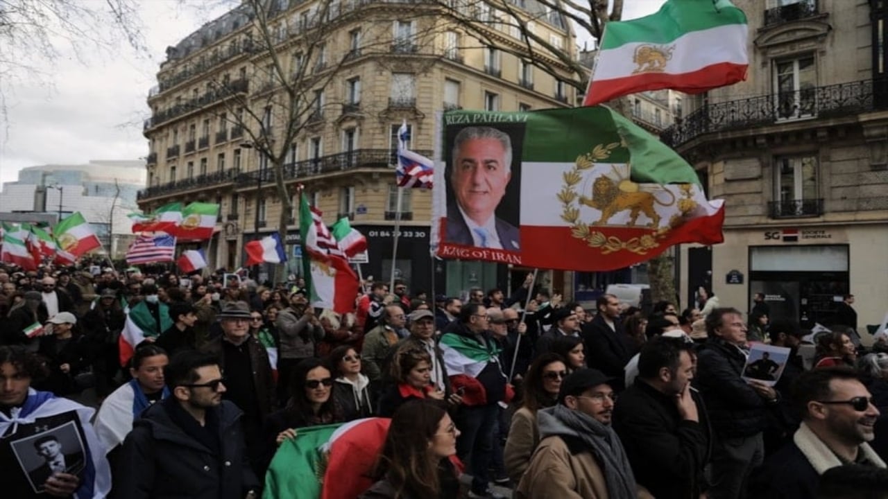 Foto - İran’ın İsrail ve ABD âşıkları ayarı Avrupa başkentinde yedi! Hristiyan kadın, balkona çıkıp Müslümanların bile yapamadığını yaptı