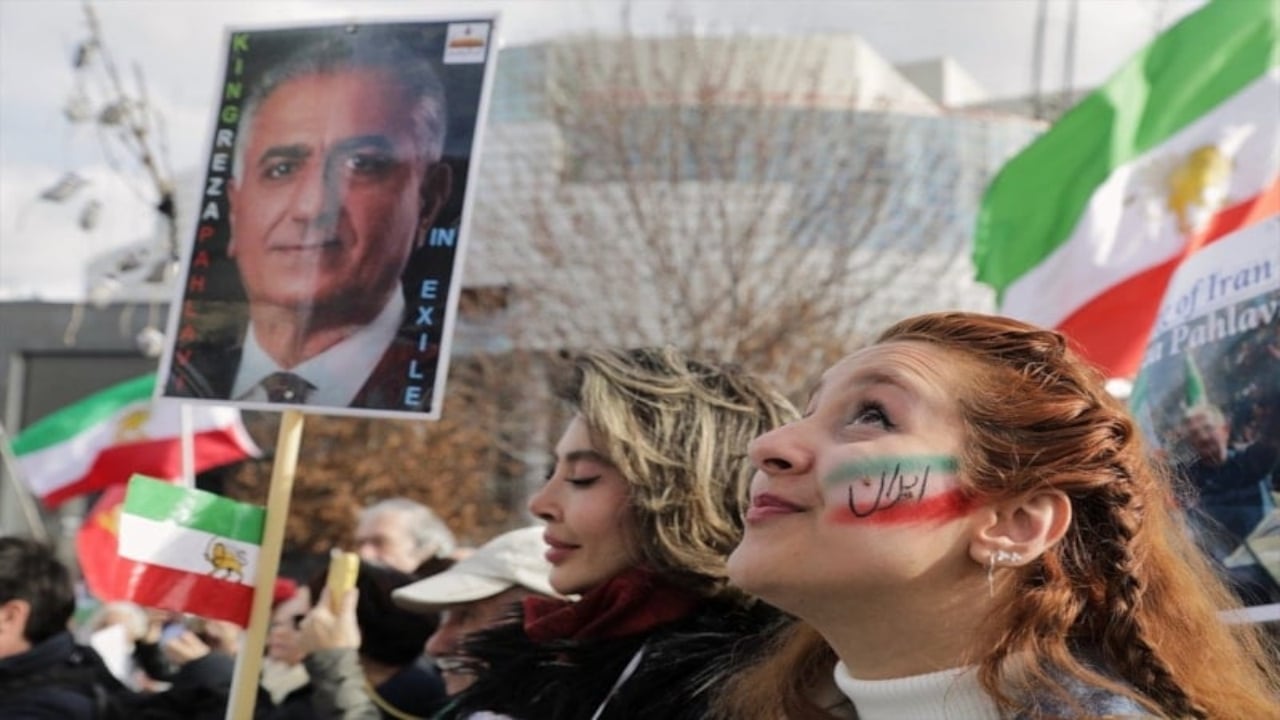 Foto - İran’ın İsrail ve ABD âşıkları ayarı Avrupa başkentinde yedi! Hristiyan kadın, balkona çıkıp Müslümanların bile yapamadığını yaptı
