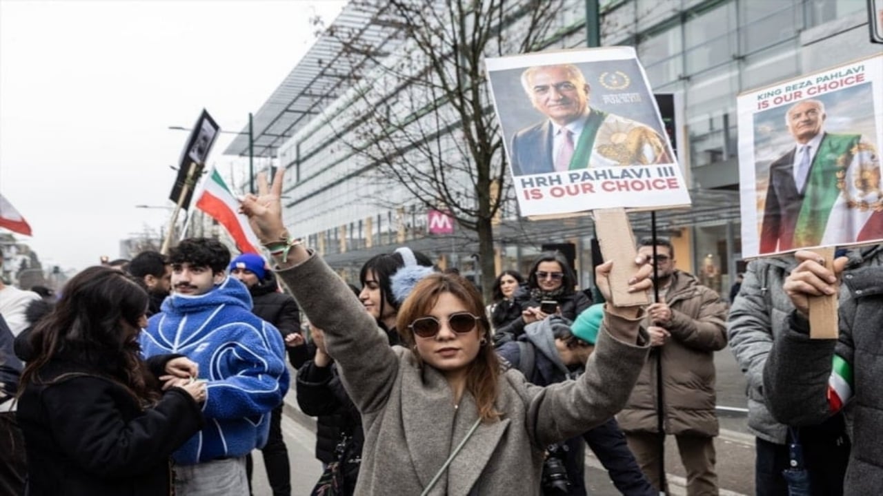Foto - İran’ın İsrail ve ABD âşıkları ayarı Avrupa başkentinde yedi! Hristiyan kadın, balkona çıkıp Müslümanların bile yapamadığını yaptı