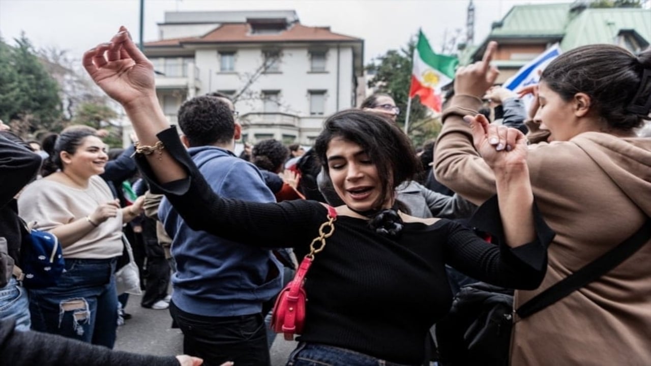 Foto - İran’ın İsrail ve ABD âşıkları ayarı Avrupa başkentinde yedi! Hristiyan kadın, balkona çıkıp Müslümanların bile yapamadığını yaptı