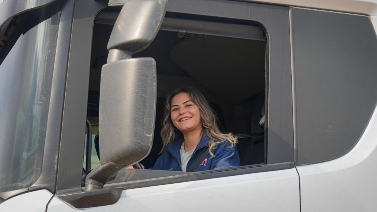 Foto - İş hayatından sıkıldı, babasının yolundan gitti! Üniversite mezunu genç kadın uzun yol tır şoförü oldu