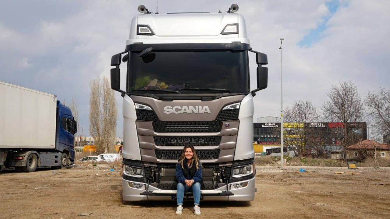 Foto - İş hayatından sıkıldı, babasının yolundan gitti! Üniversite mezunu genç kadın uzun yol tır şoförü oldu