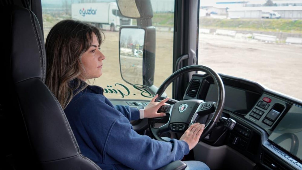 Foto - İş hayatından sıkıldı, babasının yolundan gitti! Üniversite mezunu genç kadın uzun yol tır şoförü oldu