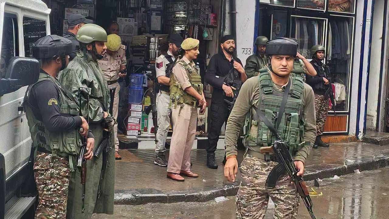 Foto - İşgal altındaki İslam beldesinde komutanı indirdiler!