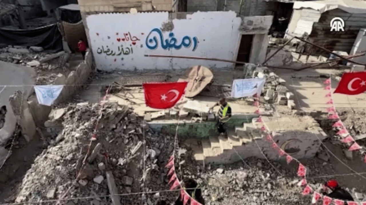 Foto - İşgalciye en güzel cevap: Gazze’de yıkık duvarlar Ramazan için süslendi