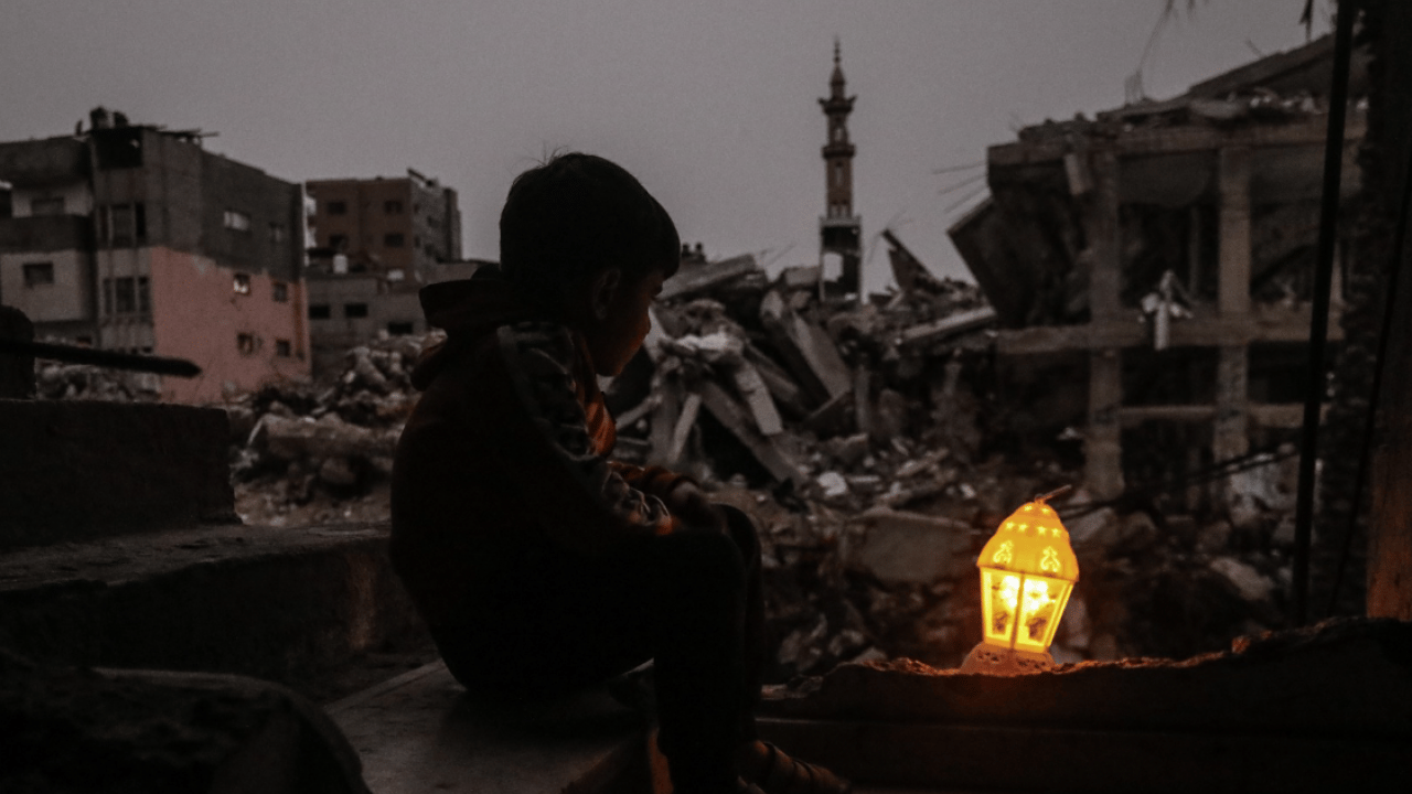 İşgalciye en güzel cevap: Gazze’de yıkık duvarlar Ramazan için süslendi